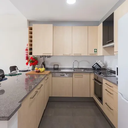 Luxurious Flat With Balcony & Garage Διαμέρισμα *